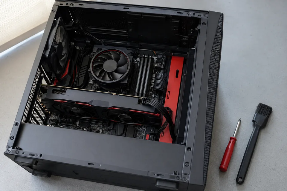 Illustration : PC ouvert et outils sur un établi