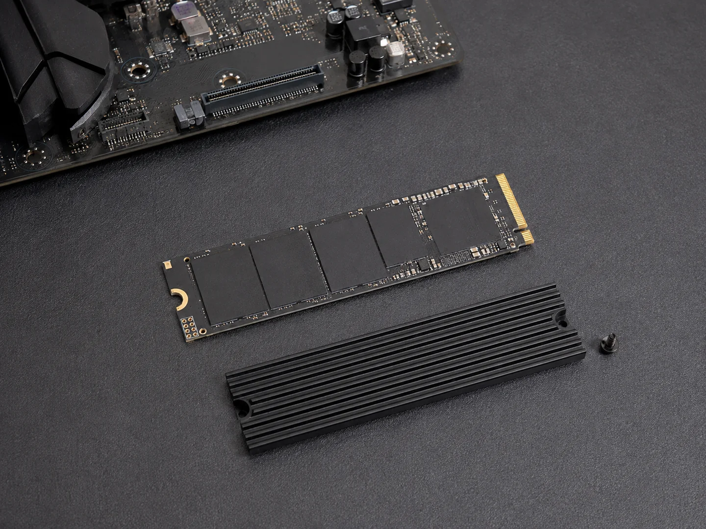 Illustration : SSD M.2 et dissipateur posés près d’une carte mère